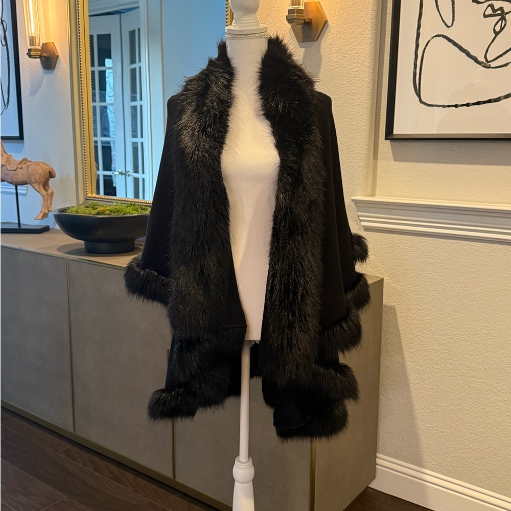 Elegant Black Faux Fur Trimmed Women's Coat